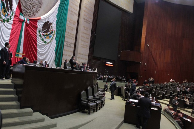 Legisladoras del PRI  lazan el grito futbolero a legislador de Morena