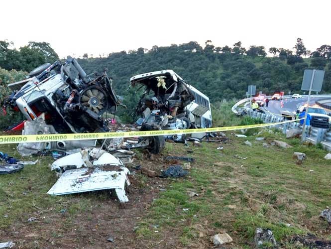 Vuelca autobús en la México Puebla; deja tres muertos