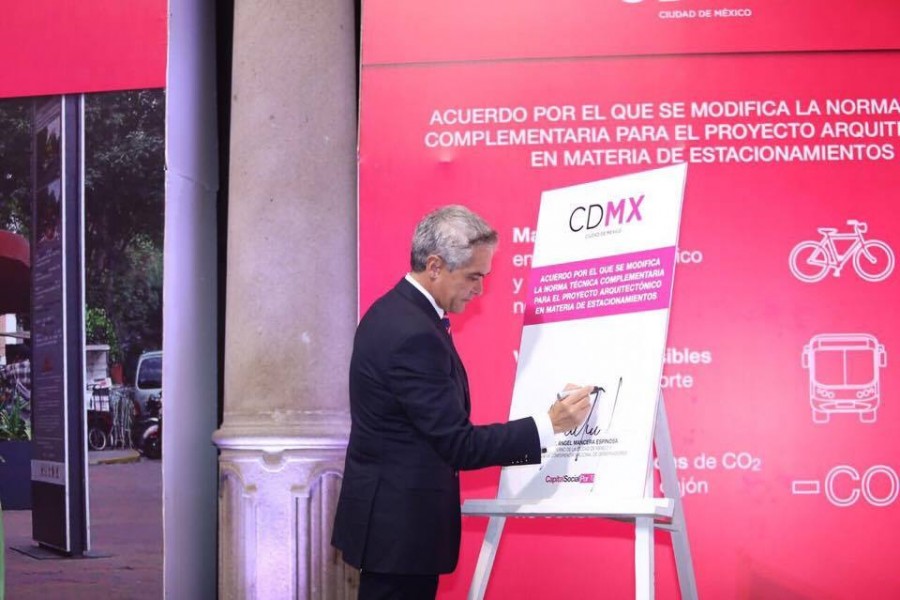 Gobierno de la CdMx va por menos estacionamientos y más vivienda
