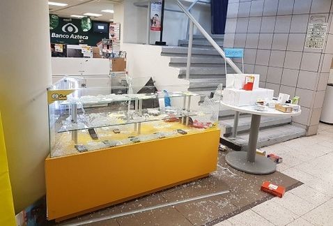 Asaltantes disparan a policía en asalto a tienda Elektra