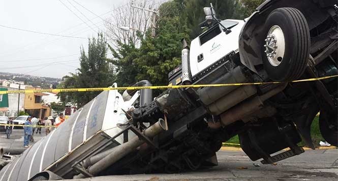 Cae camión de aguas mexiquense a socavón