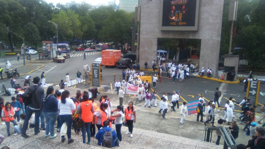 Frente Nacional por las Familias se manifiesta en el Auditorio Nacional