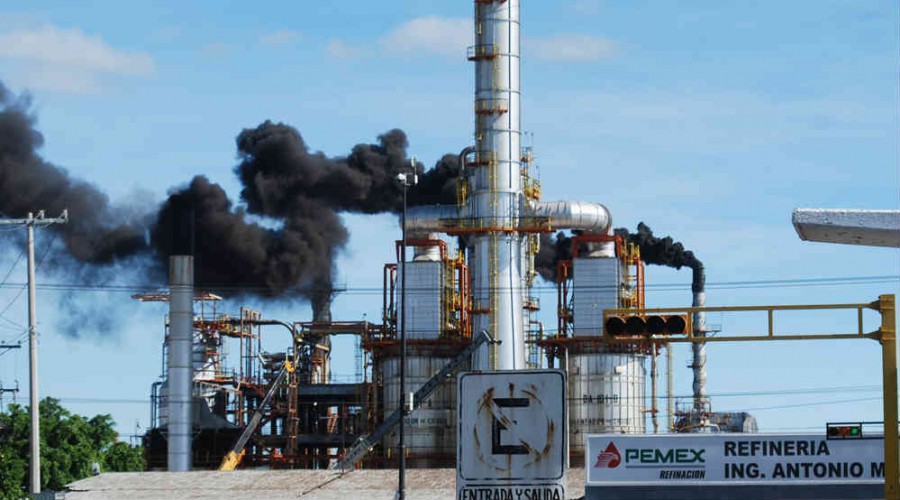 López Obrador se compromete a modernizar refinería en Salamanca