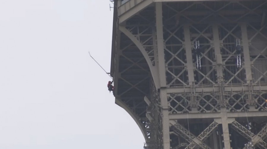Un hombre burla a las autoridades y escala la Torre Eiffel