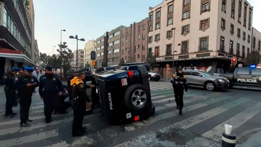 Causa patrulla accidente vial tras no respetar un semáforo