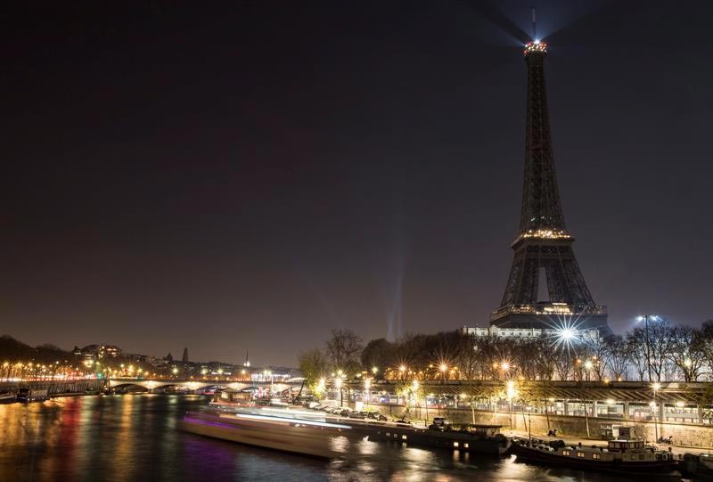 Apaga sus luces la Torre Eiffel