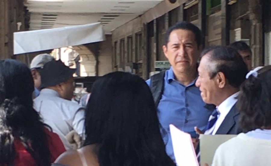Emilio Serrano protesta en Congreso de la CDMX por falta de pagos a adultos mayores