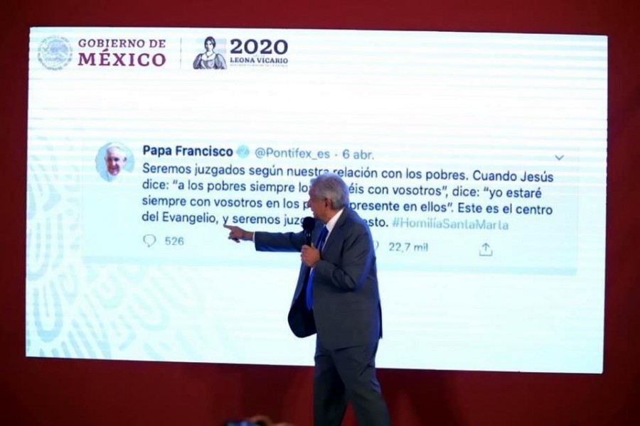 AMLO muestra tuit del papa Francisco en conferencia matutina para justificar su política económica