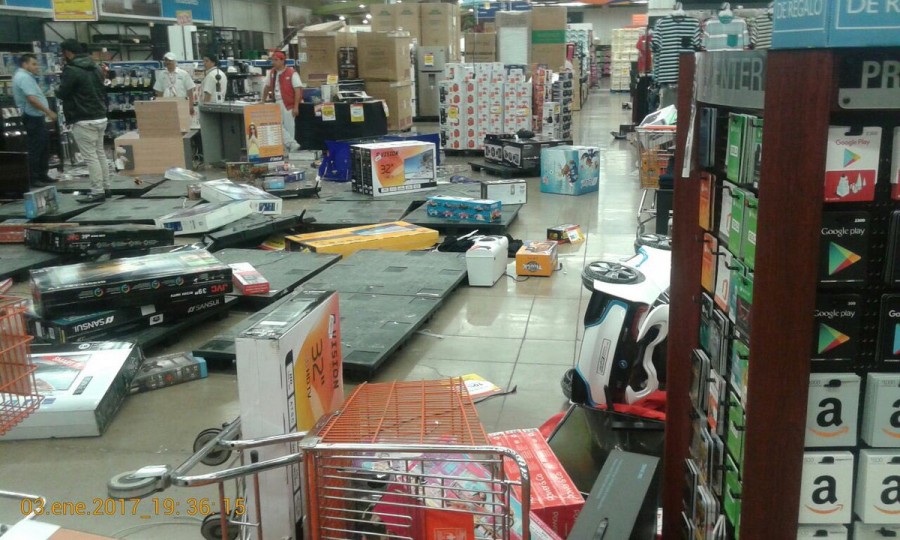 Comienzan disturbios en Estado de México por alza de precio en la gasolina
