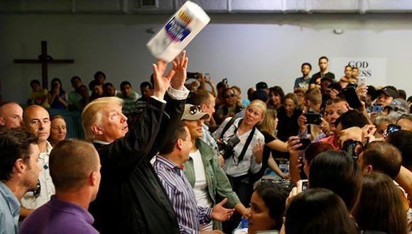 Trump lanza papel higiénico a damnificados en Puerto Rico