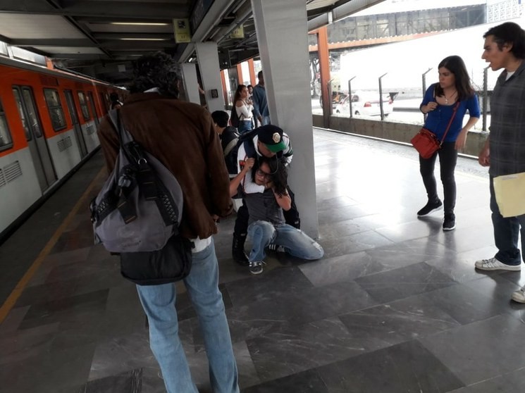Someten policías a joven en metro Ermita