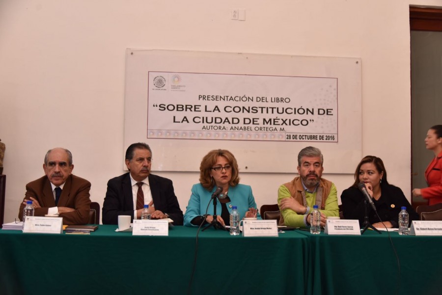 Presentan libro sobre Constitución en la Asamblea