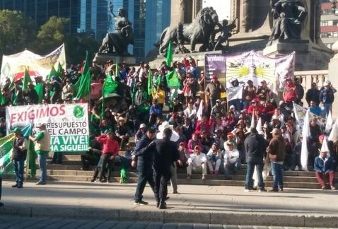 Marchan campesinos a Los Pinos