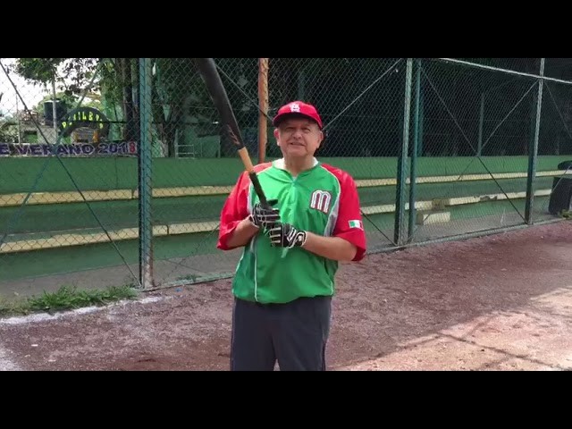 AMLO se da escapada para batear