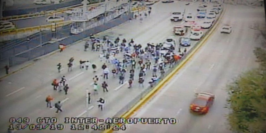 Bloquean policías federales Circuito Interior y complican acceso a terminal 1 del AICM