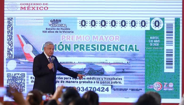 AMLO presenta boleto de rifa del avión presidencial