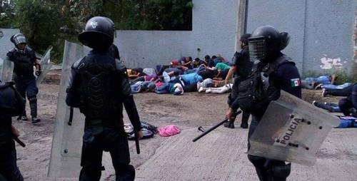 Policía de Michoacán detienen a 65 normalistas de Tiripetío tras manifestación