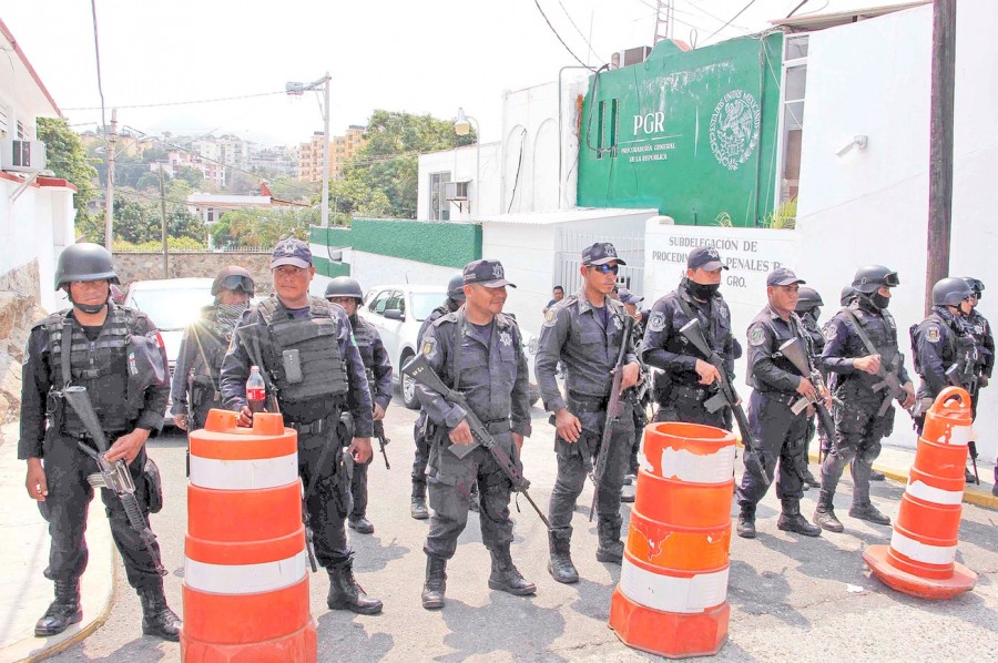 Detienen a 60 policías en Zihuatanejo por vínculos con el crimen organizado
