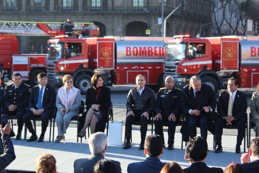 Encabeza Mancera la entrega de vehículos al Heroico Cuerpo de Bomberos