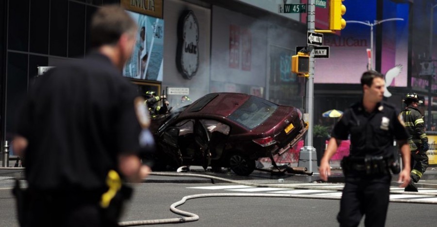 Auto embiste a personas en Time Square; reportan un muerto y 19 heridos