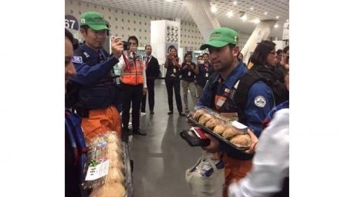 Regresan a su país los rescatistas japoneses; los despiden con pan de muerto