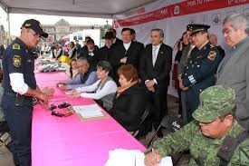 Alcaldes internacionales visitan programa de Desarme voluntario