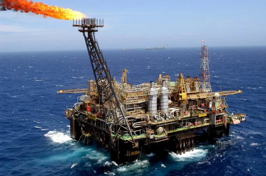 Barril de petróleo subirá a 55 dólares en 2017: BM