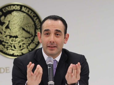 Roberto Gil Zuarth defiende Anaya