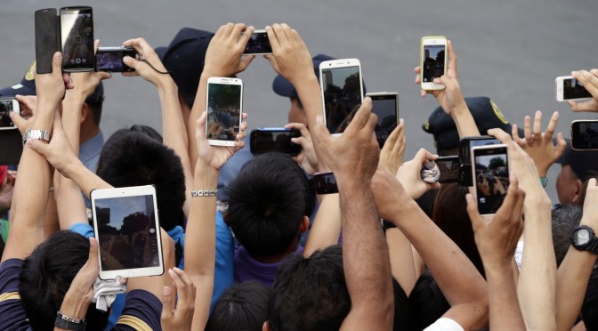 Jóvenes millennials con grandes deudas que limitan su independencia