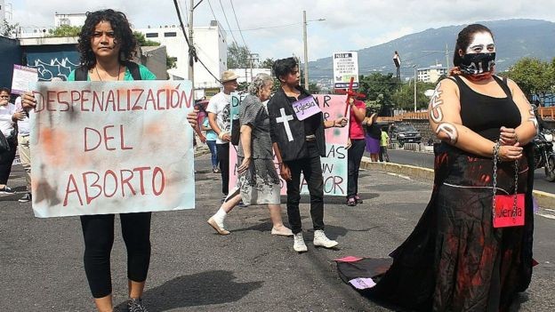 Acusada de aborto, sentencian a 30 años de prisión a joven violada en El Salvador