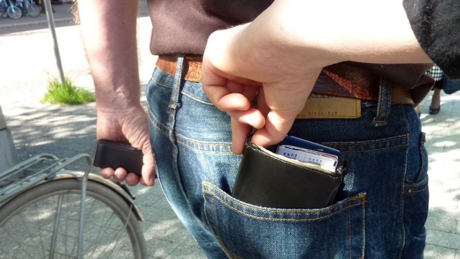 Guardar cartera en bolsillo trasero del pantalón podría acarrear problemas de salud