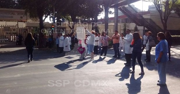Trabajadores del servicio médico protestan por falta de pago
