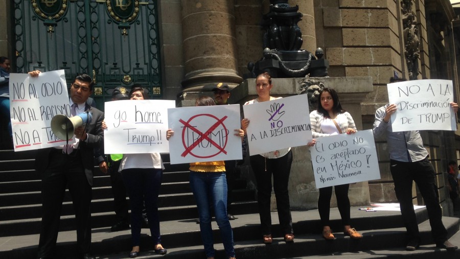 Marchan capitalinos contra Trump