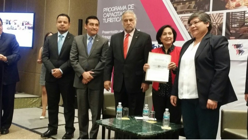 Entregan reconocimientos del programa de capacitación 2016 en el sector Turismo