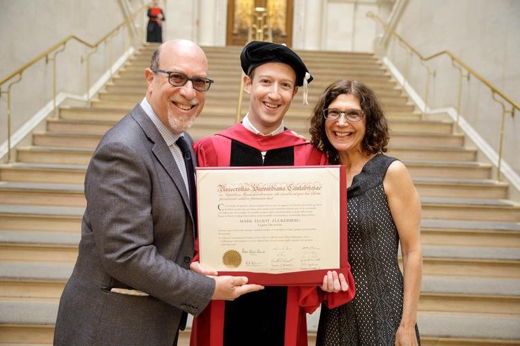 Se titula Marck Zuckerberg en Harvard
