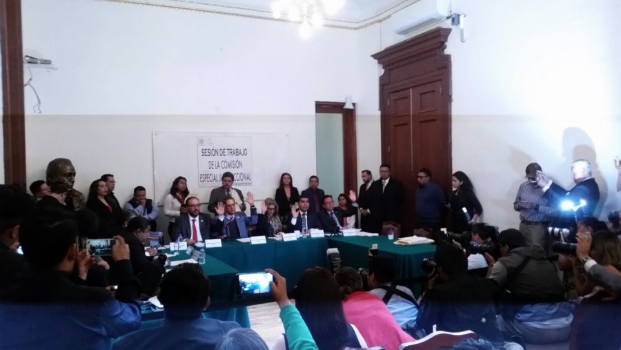 Javier Corral empuja a reportera durante un evento en Chihuahua