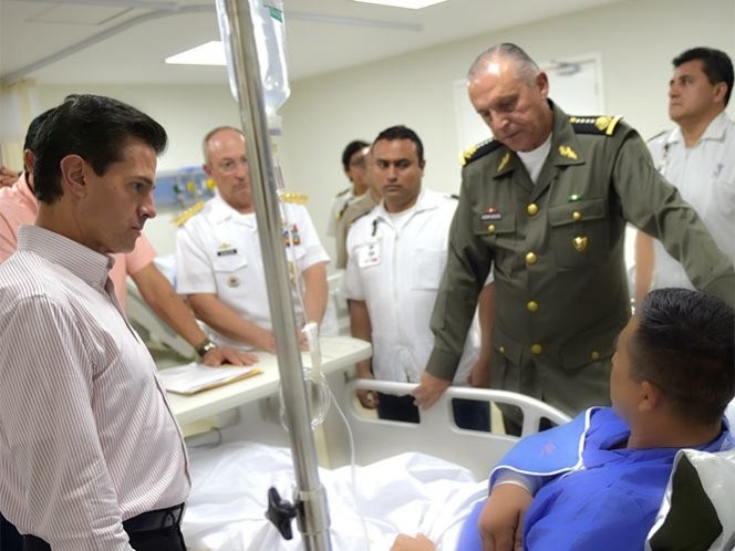 Visita PeÃ±a Nieto a militares que sobrevivieron en ataque