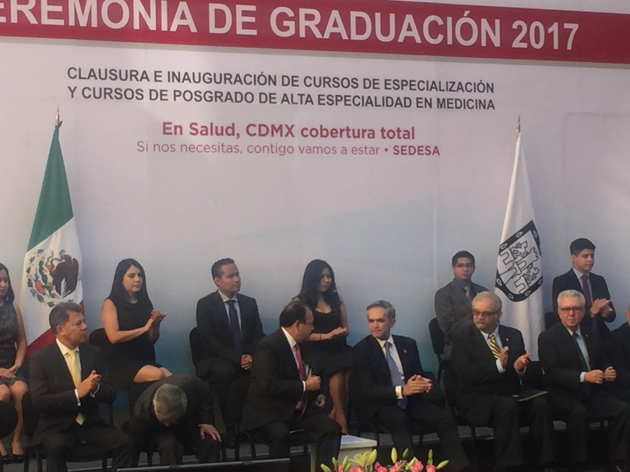Preside Mancera la clausura e inauguración de los cursos de posgrado de alta especialidad en medicina