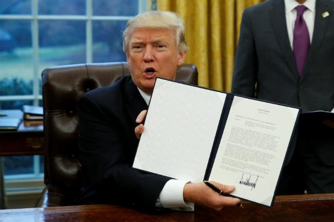 Trump promulga decreto para mantener juntas a familias de inmigrantes en EU