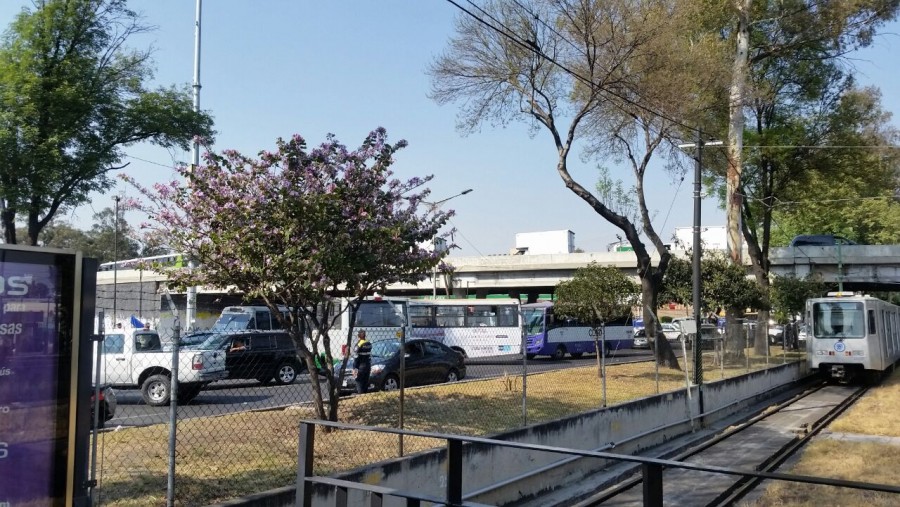 Comerciantes del Mercado de las Flores bloquean avenida Tlalpan