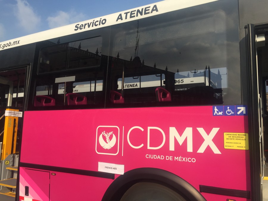 Entregan 17 autobuses del servicio Atenea