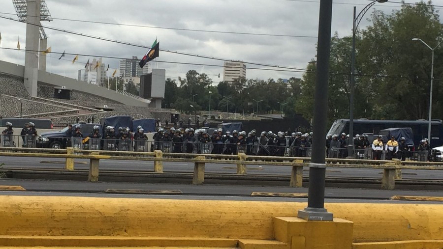 Lanzan petardos a estadio de CU porque clásico de americano fue a puerta cerrada