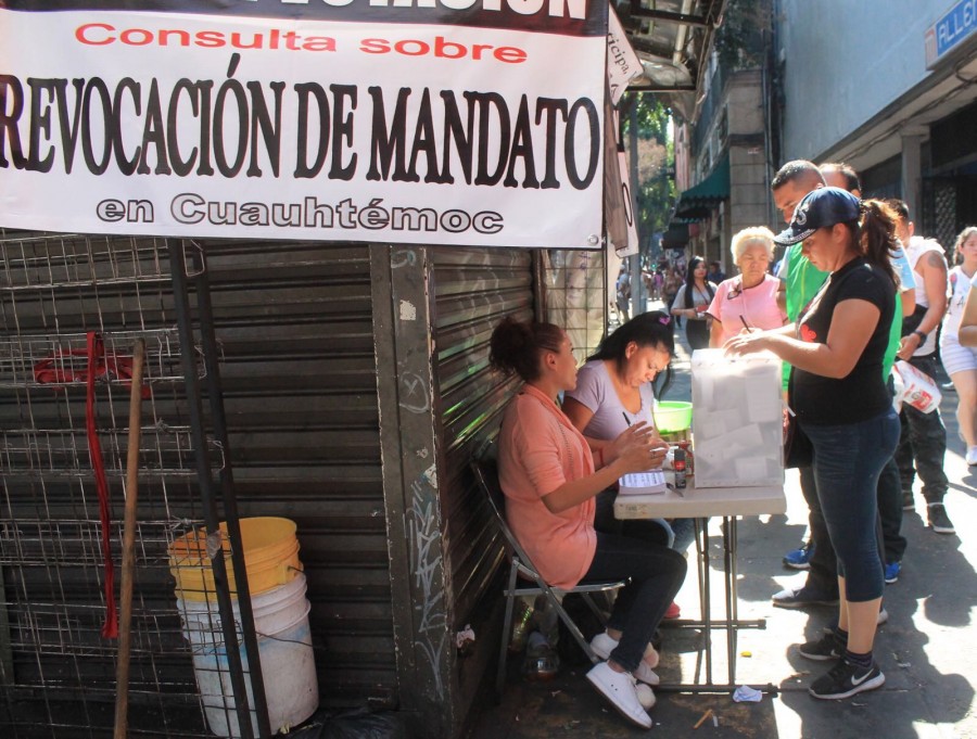 Vecinos de la delegación Cuauhtémoc votan por renuncia de Monreal