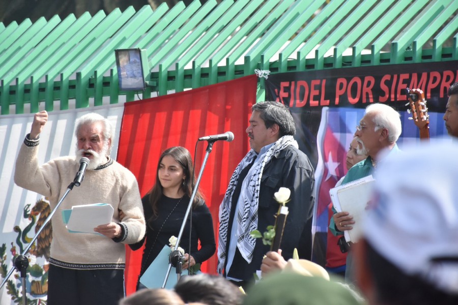 Cubanos y mexicanos le dicen adiós a Fidel afuera de la embajada de Cuba