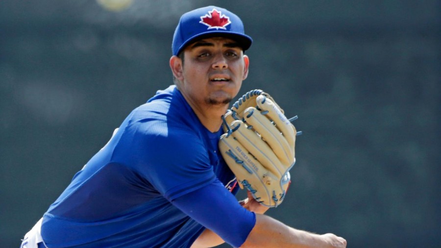 El mexicano Roberto Osuna juega en las grandes ligas