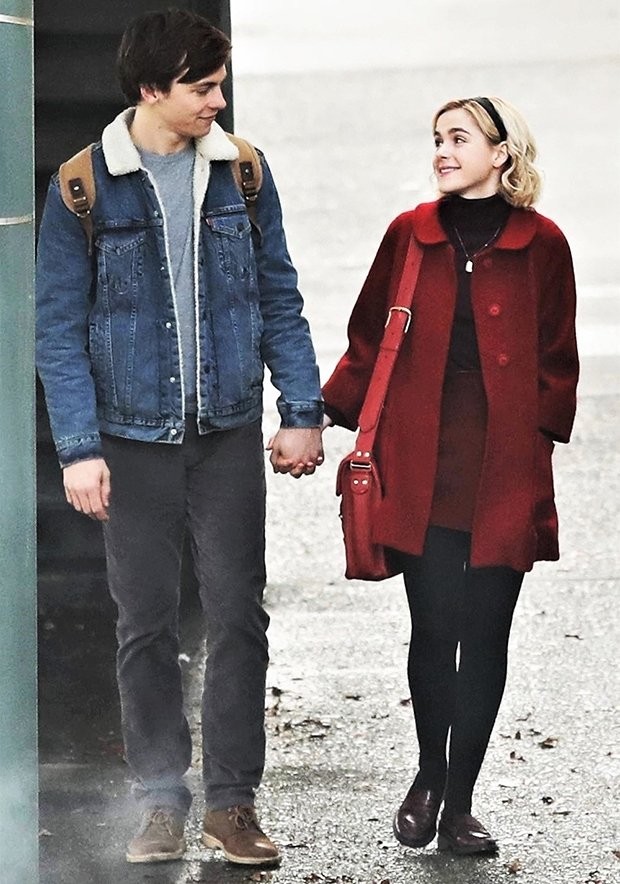Se filtró imagen de los protagonistas de la nueva versión de Sabrina, la bruja adolescente
