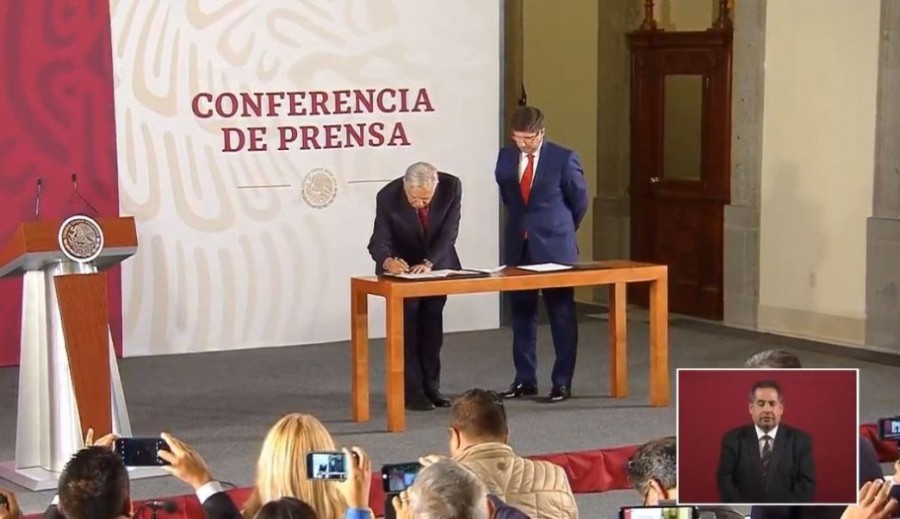 Firma AMLO ante notario público la no reelección