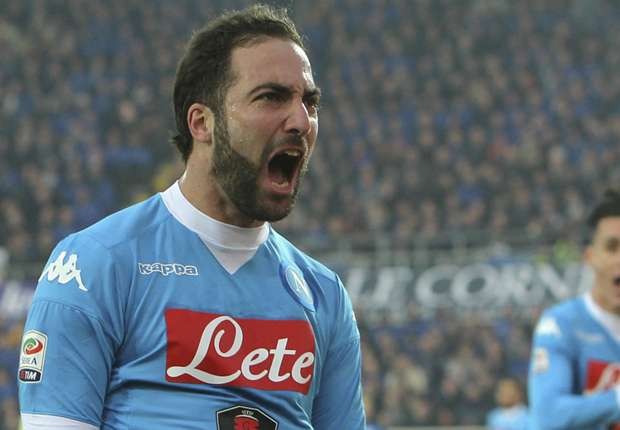 Napoli cerrará el año como lider en Italia tras derrotar al Crotone