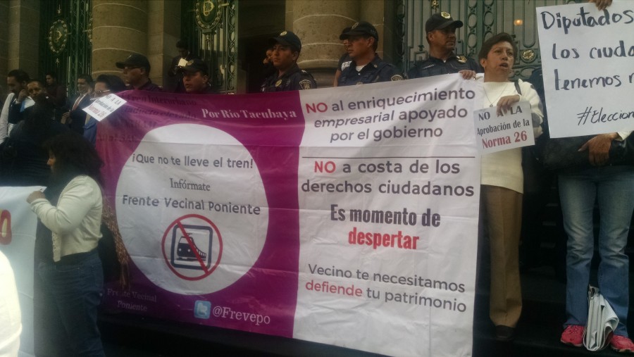 Protestan vecinos por Norma 26