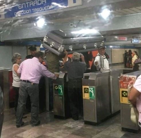 Transportan ataúd en línea 2 del metro de la CDMX